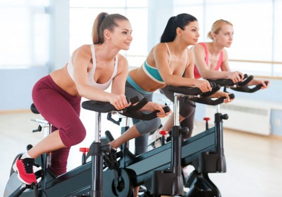 Đạp xe để tập giảm cân trong phòng gym